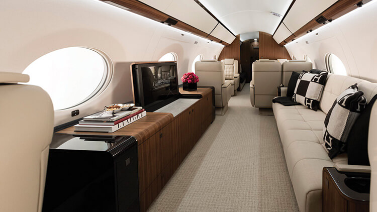 Espaço interno de avião da Amaro Aviation, com conforto e poltronas modernas.