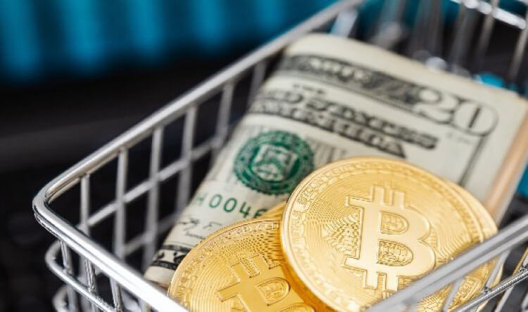 Dólares e uma moeda simbolizando o bitcoin.