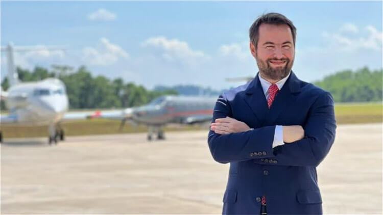 Marcos Amaro, CEO e fundador da empresa de aviação executiva Amaro Aviation, em aeroporto.