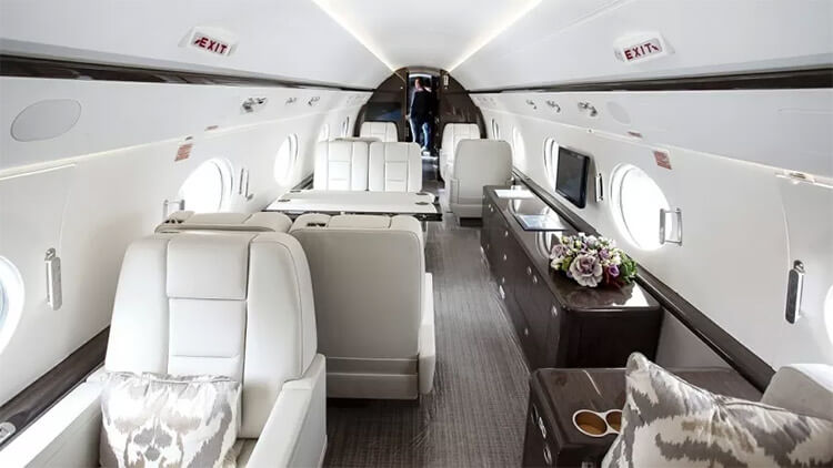 Espaço interno de avião da Amaro Aviation, com conforto e poltronas modernas.