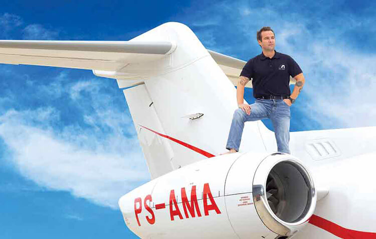 Marcos Amaro, CEO da Amaro Aviation, sobre um avião pilatus de sua companhia de aviação executiva.