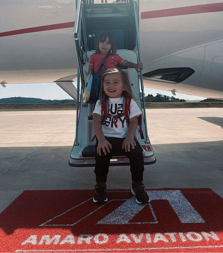 Crianças esperando para embarcar no vôo da Amaro Aviation, empresa de aviação executiva.