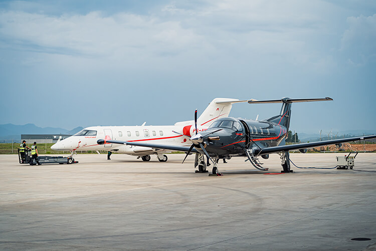 Aviões PC 12 NGX e PC 24 da Amaro Aviation, empresa de aviação executiva.